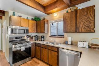 Golf front-view cabin with wood stove & forest views - close to activities - 4