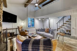 Charming condo near the lake with grill full kitchen & W&D - 0