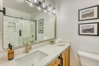 Charming condo near the lake with grill full kitchen & W&D - 3
