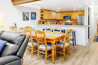 Two-Level Condo with Shared Outdoor Pool Free WiFi Fireplace & washer&dryer - 8