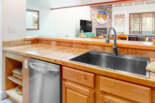 Two-Level Condo with Shared Outdoor Pool Free WiFi Fireplace & washer&dryer - 5