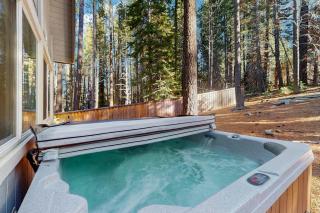 Stylish alpine escape with deck hot tub grill fireplace & washer&dryer - 9