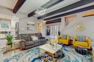 Stylish alpine escape with deck hot tub grill fireplace & washer&dryer - 7