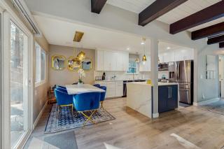 Stylish alpine escape with deck hot tub grill fireplace & washer&dryer - 6