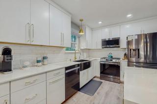 Stylish alpine escape with deck hot tub grill fireplace & washer&dryer - 4