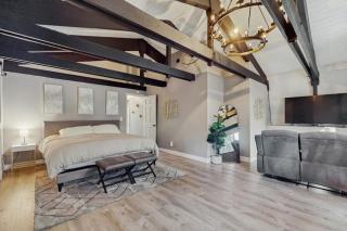 Stylish alpine escape with deck hot tub grill fireplace & washer&dryer - 1