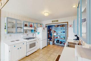 Oceanfront cottage with private hot tub & W&D- central locale near beach access - 7