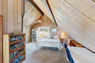Oceanfront cottage with private hot tub & W&D- central locale near beach access - 1