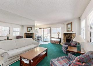 Midtown Condo with Deck & Clubhouse with Pool - 2-Minute Drive to Skiing - 8