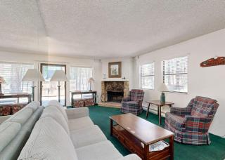 Midtown Condo with Deck & Clubhouse with Pool - 2-Minute Drive to Skiing - 6