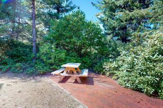 Charming cabin with patio firepit fast WiFi full kitchen & W&D - 9