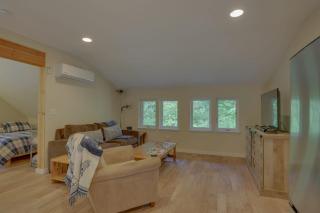 Cozy woodland cabin in a peaceful location with forested views - 4