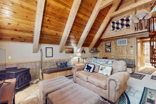 Charming Updated Rustic Cabin with Gas Fireplace close to Lake and Ski Resort - 0