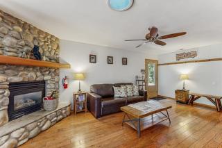 Charming Dog-Friendly Home Steps from Hiking Trails - private W&D - 9