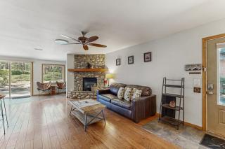 Charming Dog-Friendly Home Steps from Hiking Trails - private W&D - 6