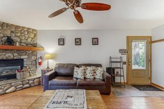 Charming Dog-Friendly Home Steps from Hiking Trails - private W&D - 4