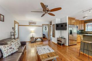 Charming Dog-Friendly Home Steps from Hiking Trails - private W&D - 2