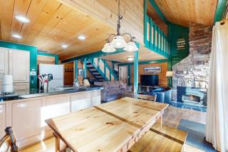 Cabin with Eight SHARC Passes Access to Shared Pools Hot Tub & Other Amenities - 2