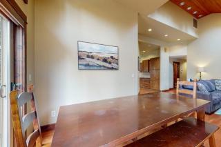 Stunning Retreat with Huge Hot Tub & Deck - 10 SHARC Passes 2 Master Suites - 4