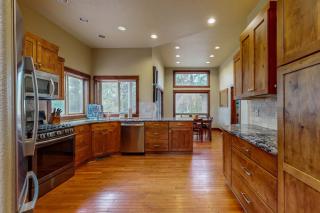 Stunning Retreat with Huge Hot Tub & Deck - 10 SHARC Passes 2 Master Suites - 3