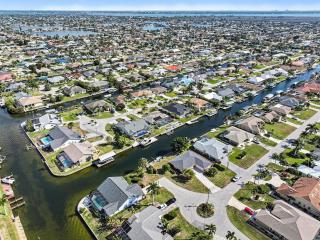 The Salty Pelican Retreat Gulf Access & Hot Tub - 3