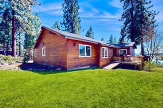 Experience 'Lake Life' with stunning views expansive deck bbq - close to village - 0
