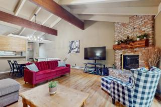 Townhome with Fireplace Pool Sauna Free Shuttle Pickup-Drop-off to Ski Resort - 5