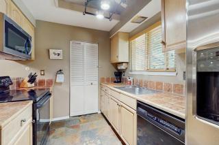 Townhome with Fireplace Pool Sauna Free Shuttle Pickup-Drop-off to Ski Resort - 2