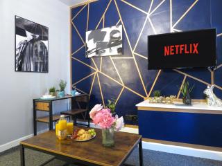 Tudors eSuites One Bedroom Apartment #6StP - 4