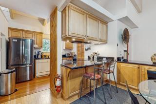 Tranquil Tahoe Treehouse Retreat - Mountain Views Fireplace Near Diamond Peak - 5
