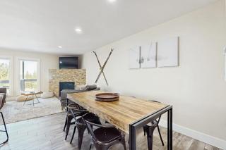 Dog-friendly mountain condo with washer&dryer sleeps 2 - 7