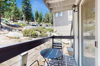 Dog-friendly mountain condo with washer&dryer sleeps 2 - 9