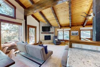 Dog-friendly mountain retreat with private hot tub fireplace & views sleeps 8 - 6
