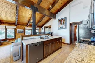 Dog-friendly mountain retreat with private hot tub fireplace & views sleeps 8 - 1