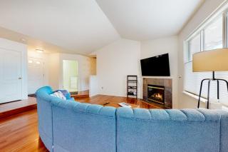 Dog-friendly home with enclosed yard fireplace W&D central AC & streaming - 9