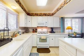 Family-friendly townhouse with WiFi streaming W&D and close to skiing - 4