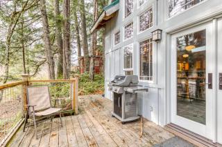 Riverfront home close to skiing & fishing with beach access & huge VHS library - 4