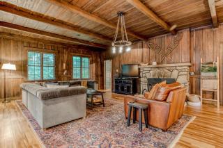 Classic forest cabin on Still Creek with private hot tub & wood fireplace - 5