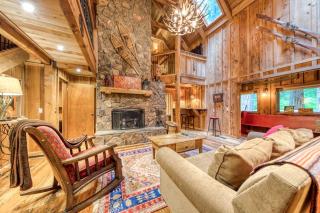 Mt Hood lodge in Forest Setting with Firepit & NEW Private Hot Tub - 8