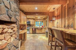 Mt Hood lodge in Forest Setting with Firepit & NEW Private Hot Tub - 1
