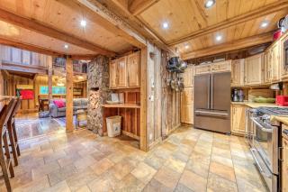 Mt Hood lodge in Forest Setting with Firepit & NEW Private Hot Tub - 2