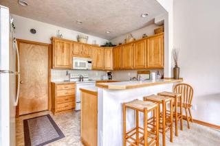Mountain lodge with hot tub & pool - close to golf & skiing - 2