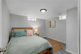 Cozy 2BR w/ Parking, mins from Highway & Chrysler - Holiday Home - 7