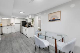 Cozy 2BR w/ Parking, mins from Highway & Chrysler - Holiday Home - 1