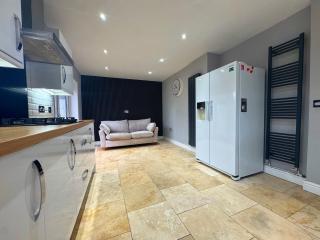 Entire House - Ideal for UHW-Events-Stadium-City-Bay - 2