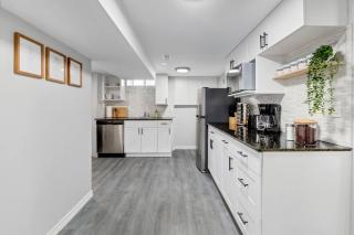 Cozy 2BR w/ Parking, mins from Highway & Chrysler - Holiday Home - 9