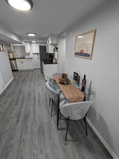 Cozy 2BR w/ Parking, mins from Highway & Chrysler - Holiday Home - 2