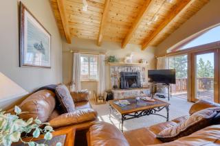 Dog-friendly chalet with amazing lake views & pool access - near lake & slopes - 2