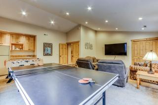 Cozy dog-friendly home with private hot tub & SHARC access - great location - 6