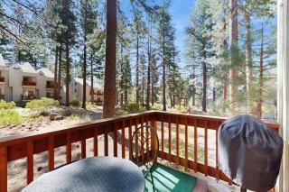 Charming & classic condo with WiFi gas fireplace full kitchen & deck - 8